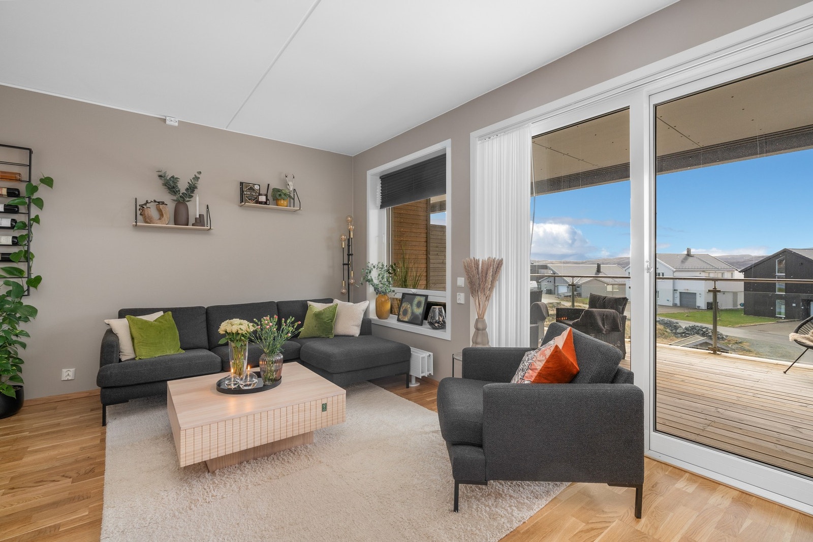 Velkommen til Sjøsiden og denne moderne og meget innbydene leiligheten! Galleribilde