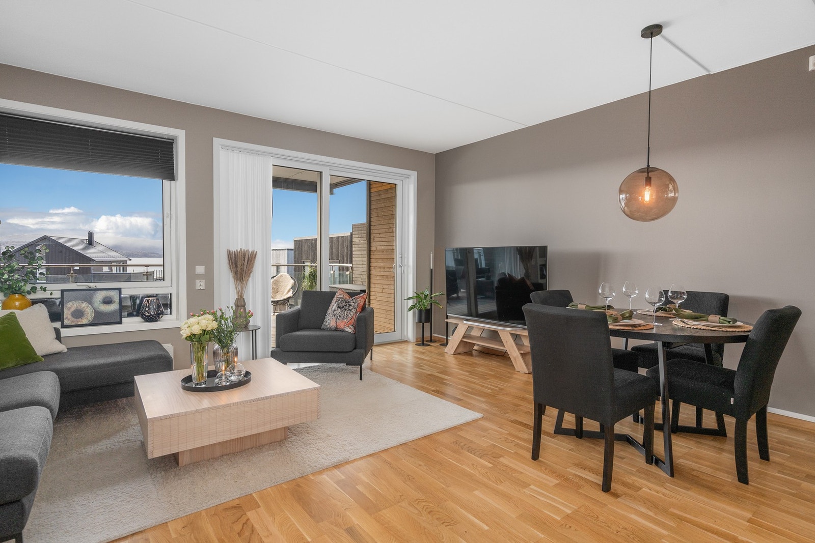 På stue har man også plass til en spisegruppe. Her kan man underholde venner over en god middag Galleribilde