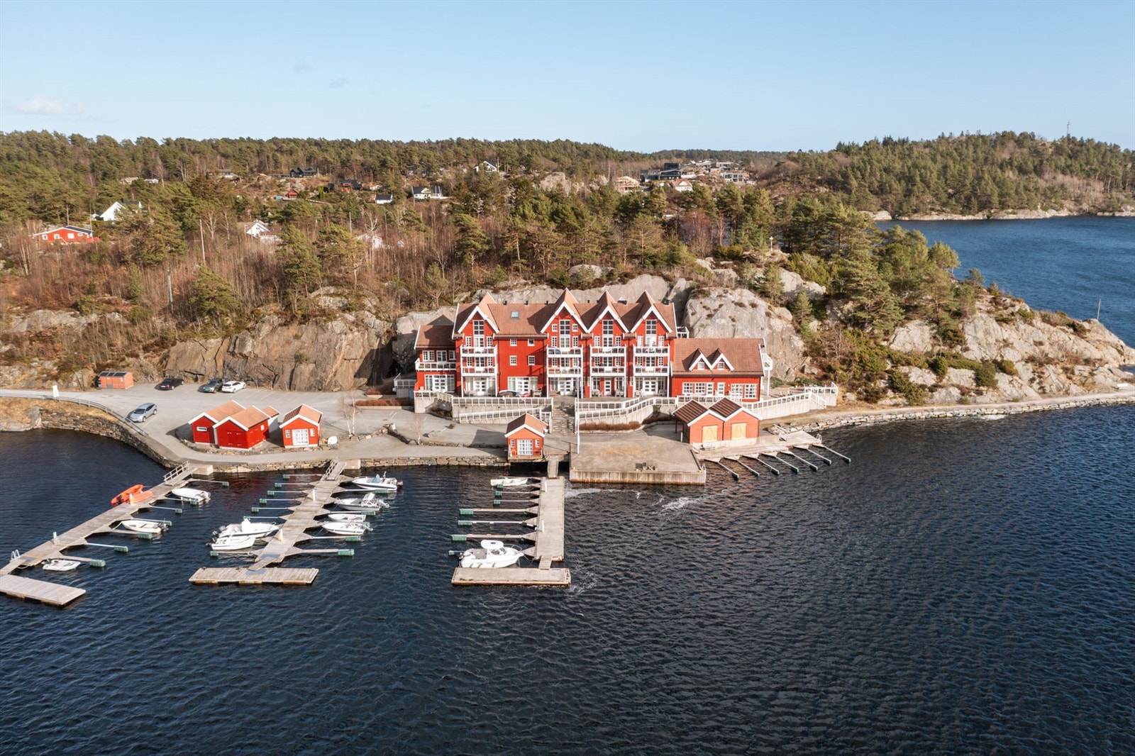 Flott beliggenhet ytterst på berget, blindvei med lite forbigående trafikk Galleribilde