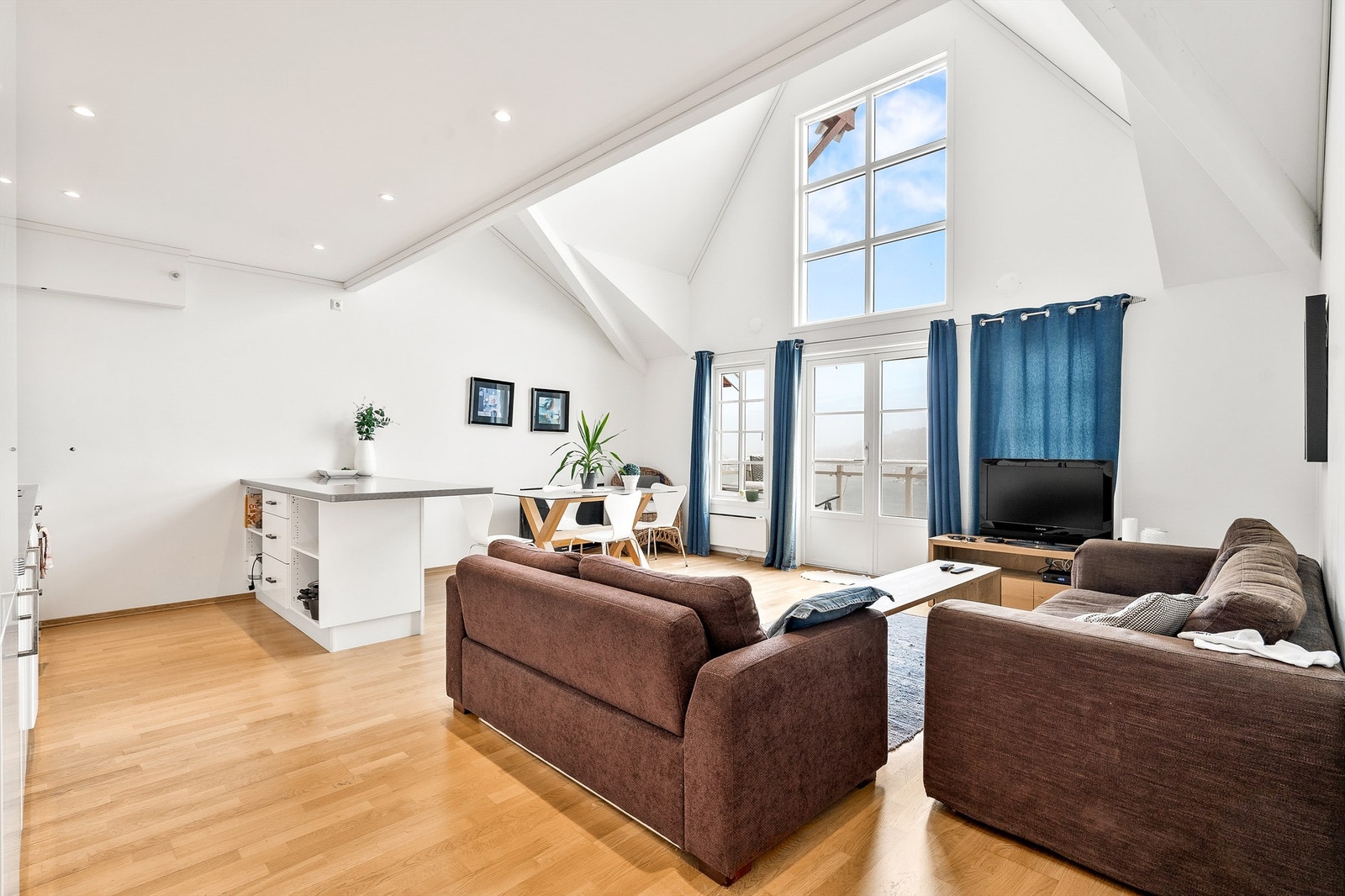 Lys og stilig leilighet med svært god takhøyde med sosial og hyggelig planløsning Galleribilde