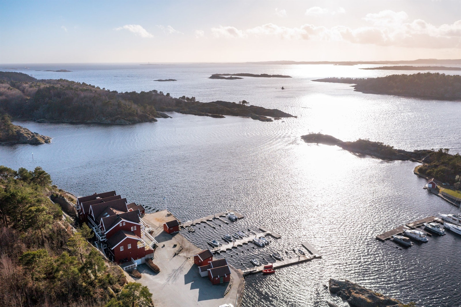 Her befinner du deg i umiddelbar nærhet til den flotte sørlandskysten med utallige holmer, berg og badeplasser Galleribilde