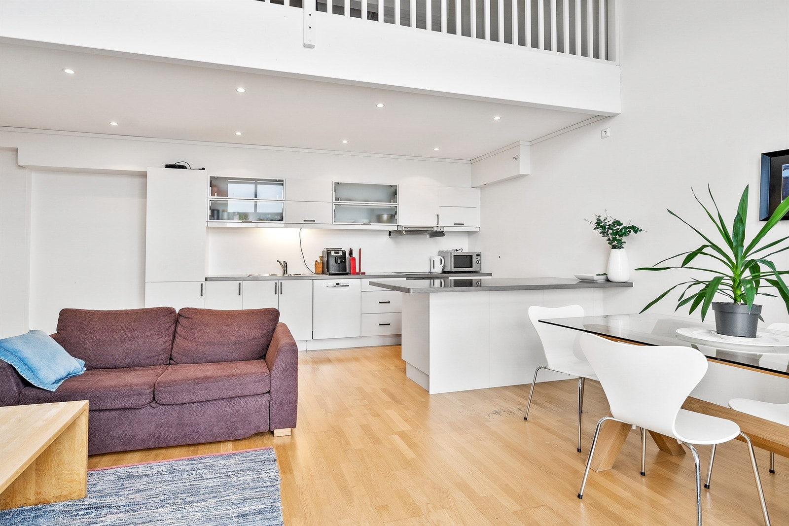 Lys og åpen stue, spisestue og kjøkken Galleribilde