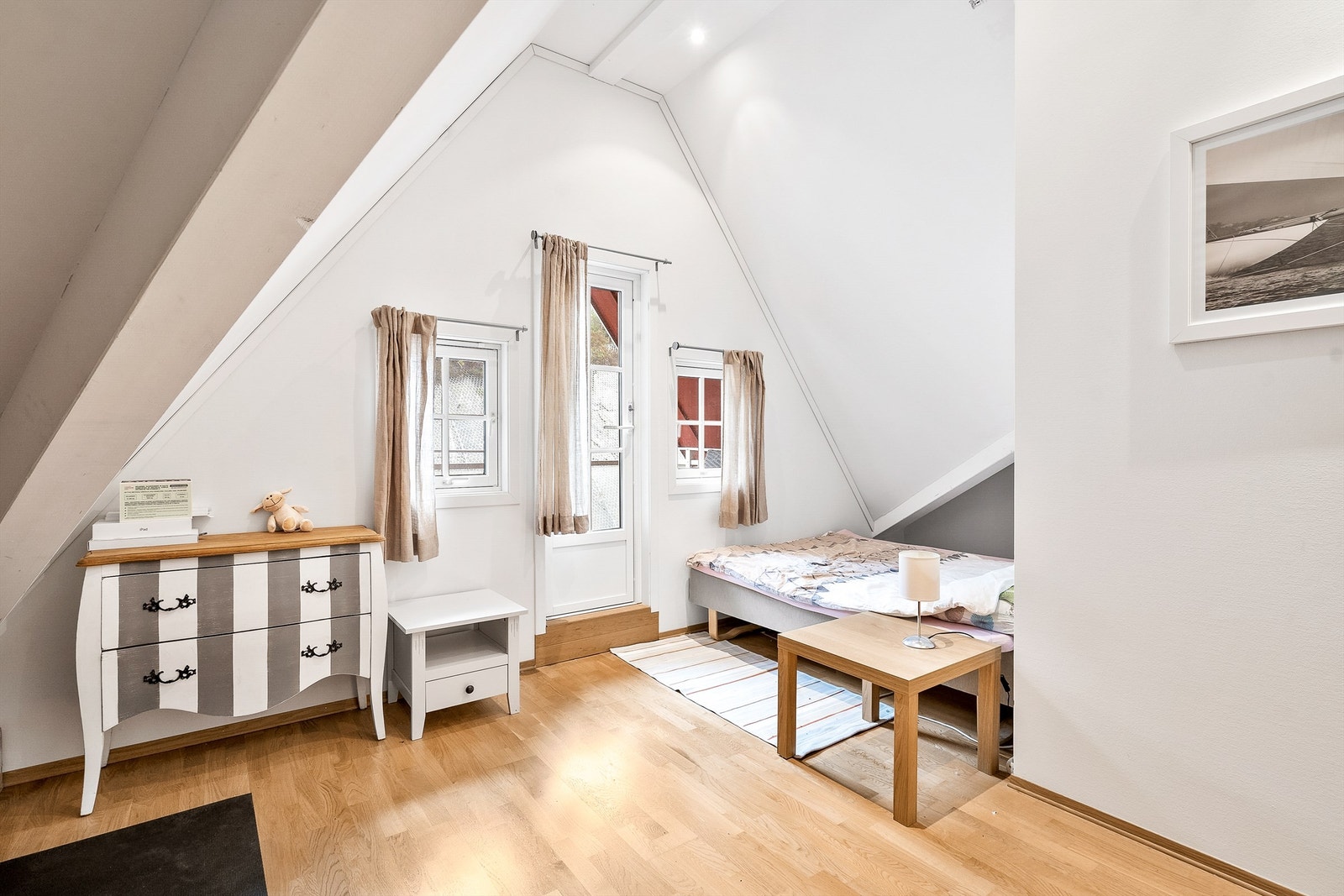 Soverom med god takhøyde og utgang til hyggelig balkong Galleribilde