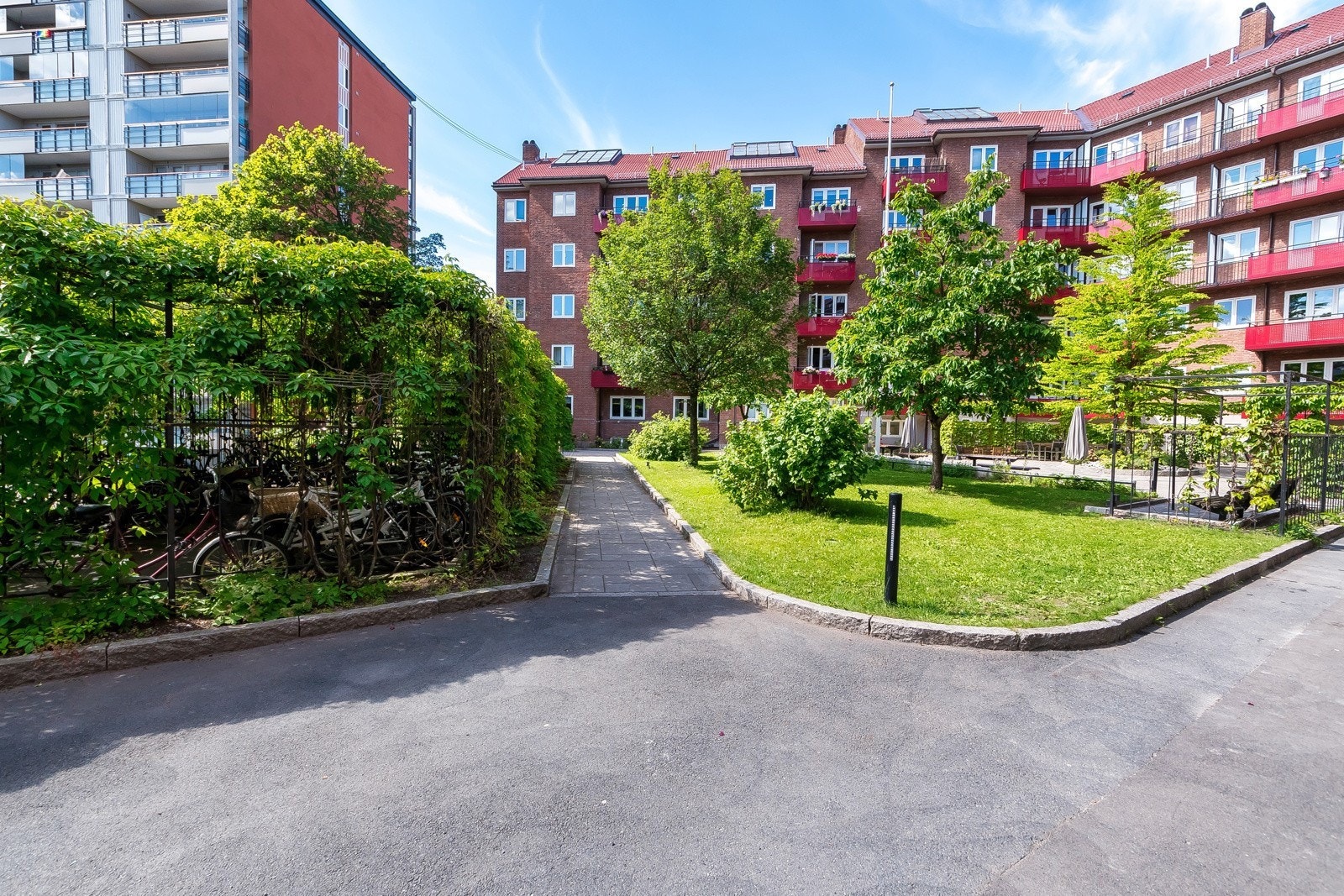 Bakgården er meget pent opparbeidet med gangstier og gressplener. Galleribilde