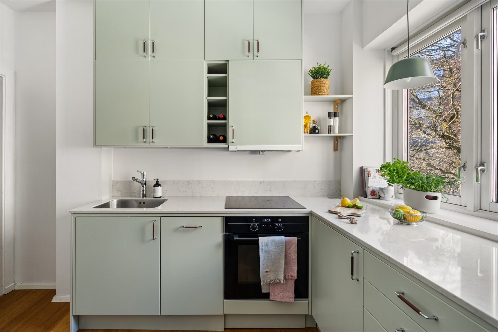 Komfyrvakt er montert over platetopp samt sokkelskuffer under innredning for ekstra oppbevaring. Galleribilde