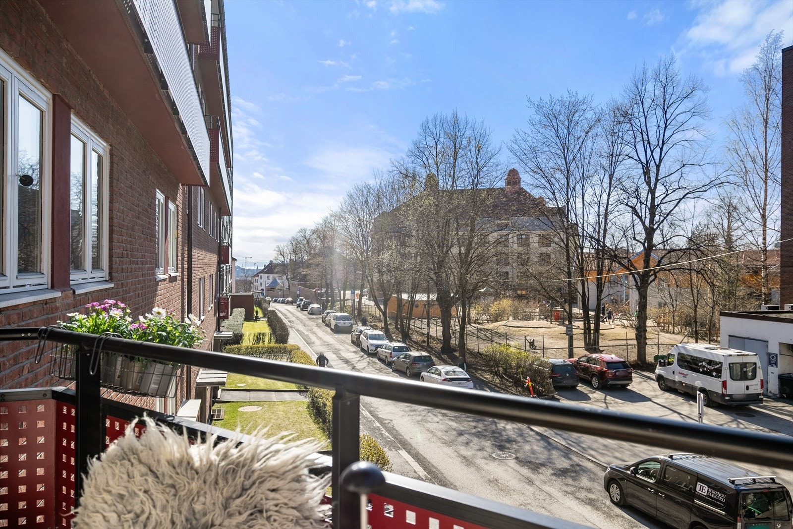 Her kan du enkelt innrede en mindre sittegruppe og nyte varme, solrike sommerdager. Galleribilde