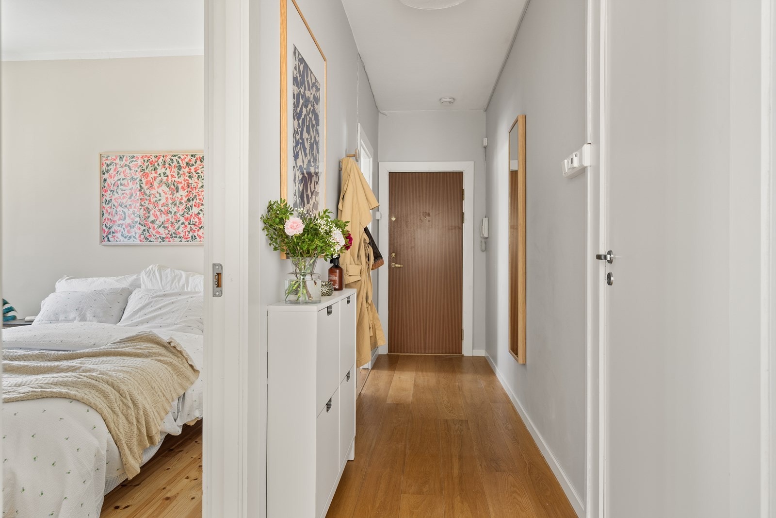 Romslig entré med plass til oppbevaring av yttertøy og sko. Galleribilde