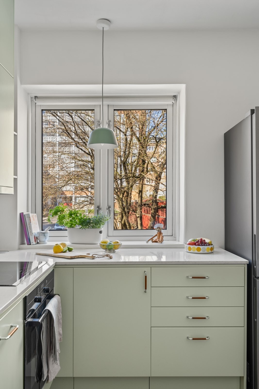 Av integrerte hvitevarer finnes det stekeovn, induksjon platetopp og oppvaskmaskin av smal type. Det videre god plass til et frittstående kjøleskap. Galleribilde