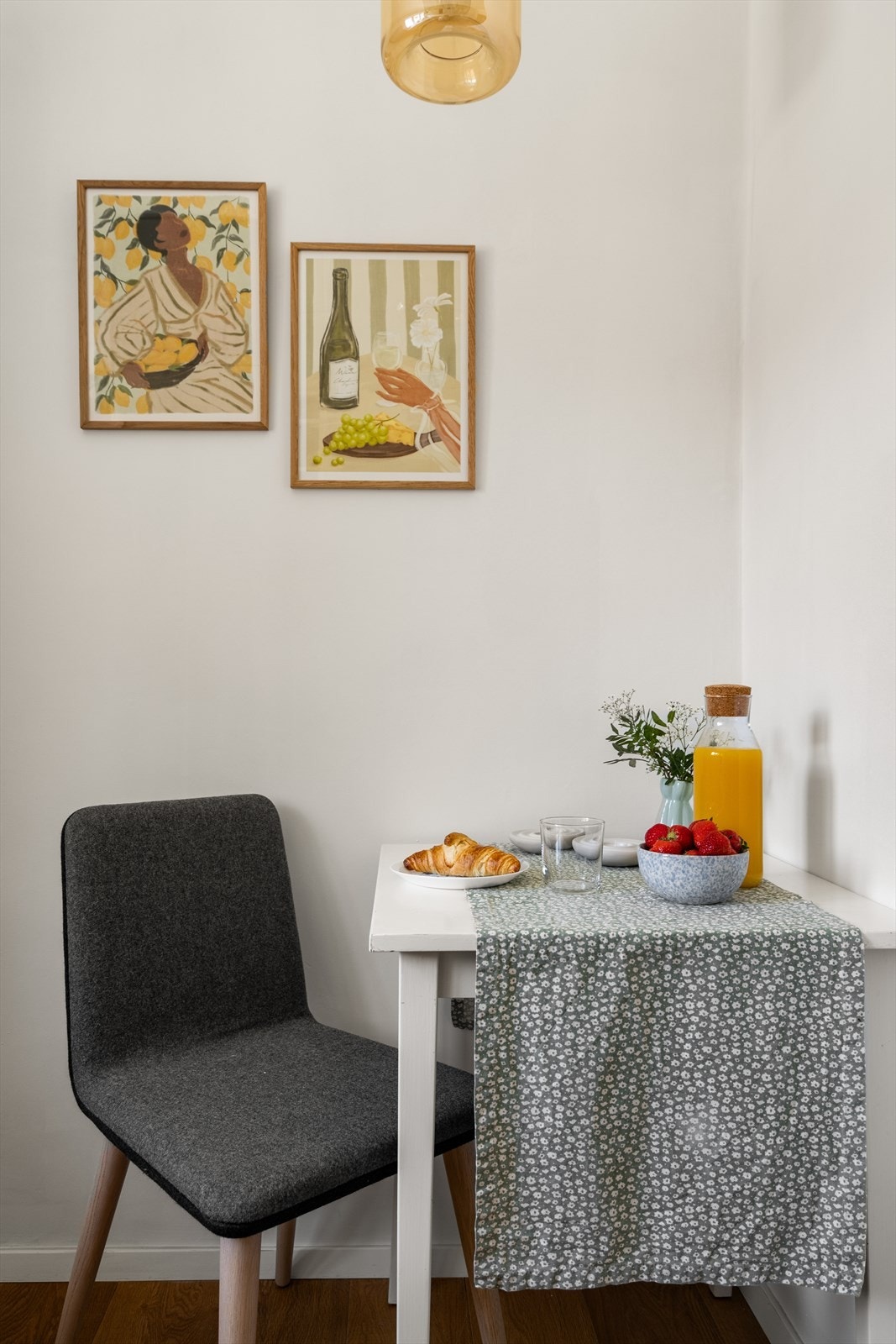 Ved behov eller ønske er det også plass til å innrede en mindre spisegruppe på kjøkkenet. Galleribilde