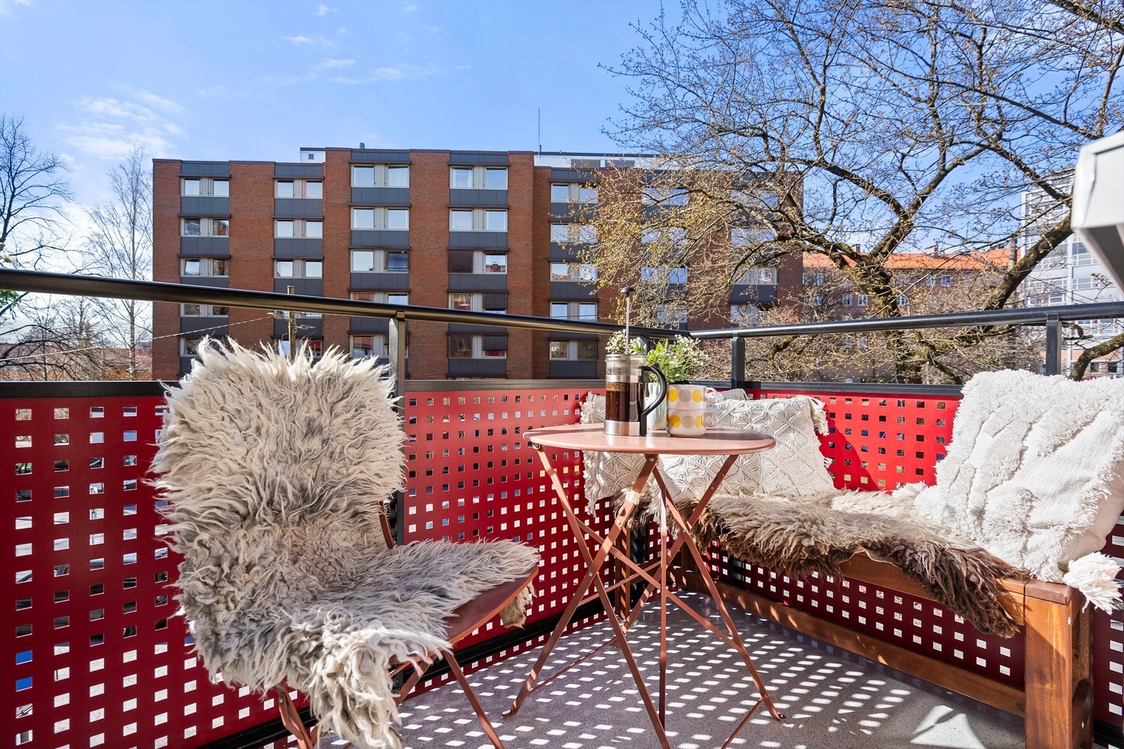 Deilig, sørvendt balkong på ca. 3 kvm. Galleribilde