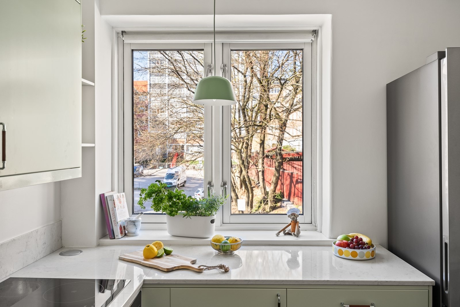 Det er rikelig med skap og benkeplass som gjør dette til et svært funksjonelt og arbeidsvennlig kjøkken. Galleribilde