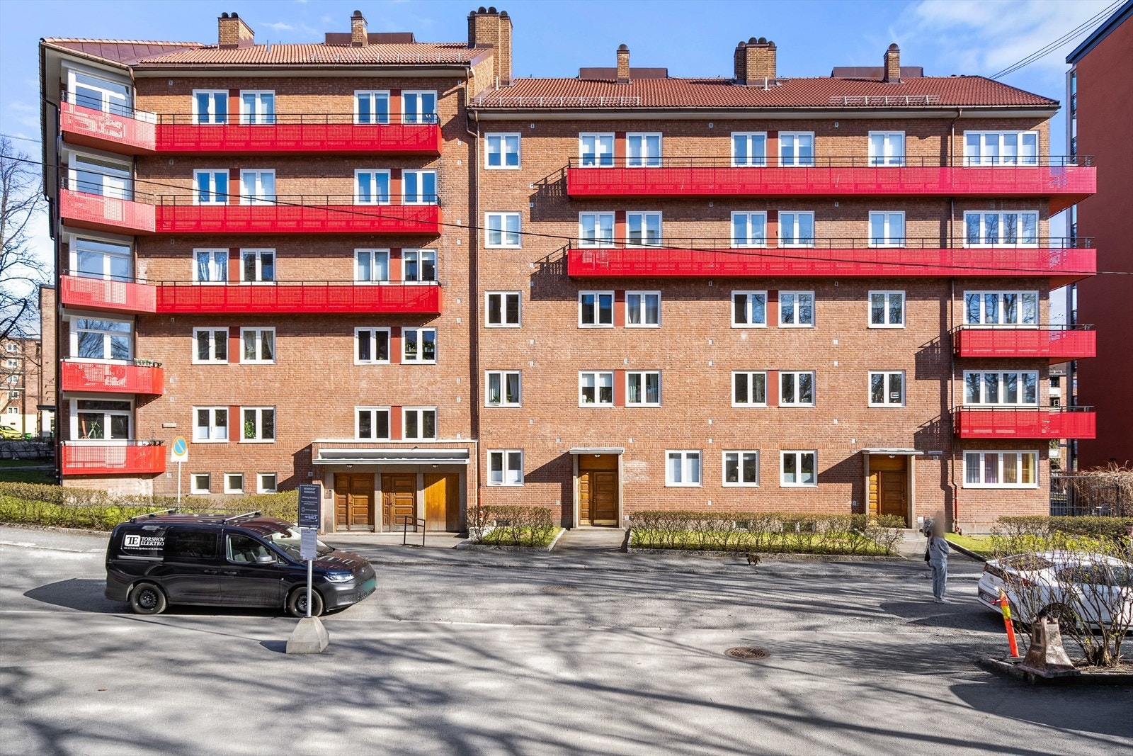 Fasade. Det er diverse parkeringsmuligheter for andelseierne i borettslaget. Parkeringskort for gyldig parkering medfølger leiligheten ved salg. Galleribilde