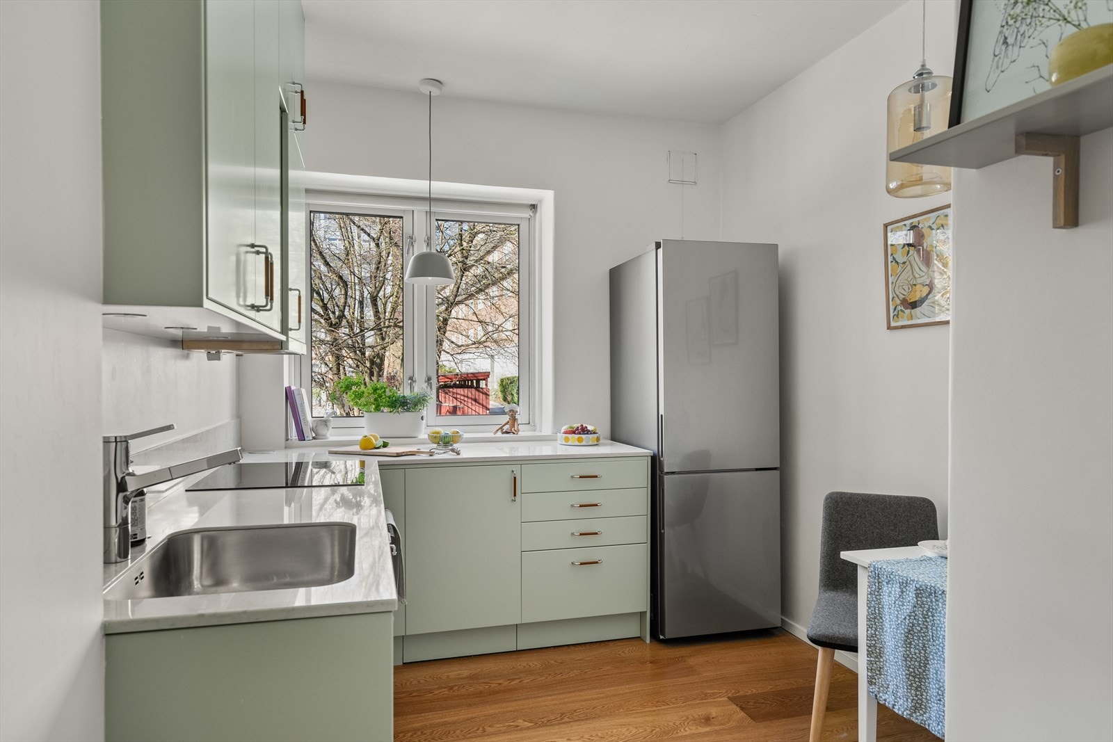 Flott kjøkken fra Drømmekjøkkenet ble montert i 2015 med grønne, glatte overflater og benkeplate i kompositt. Galleribilde