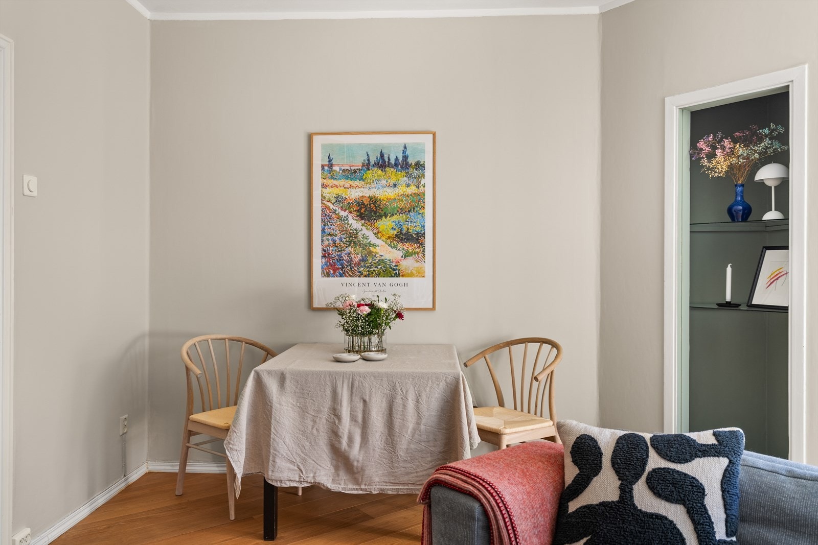 Overflater i leiligheten består av 1-stavs parkett og furugulv på gulv, sparklede og pusset overflater på vegger og malte flater i himling. Galleribilde