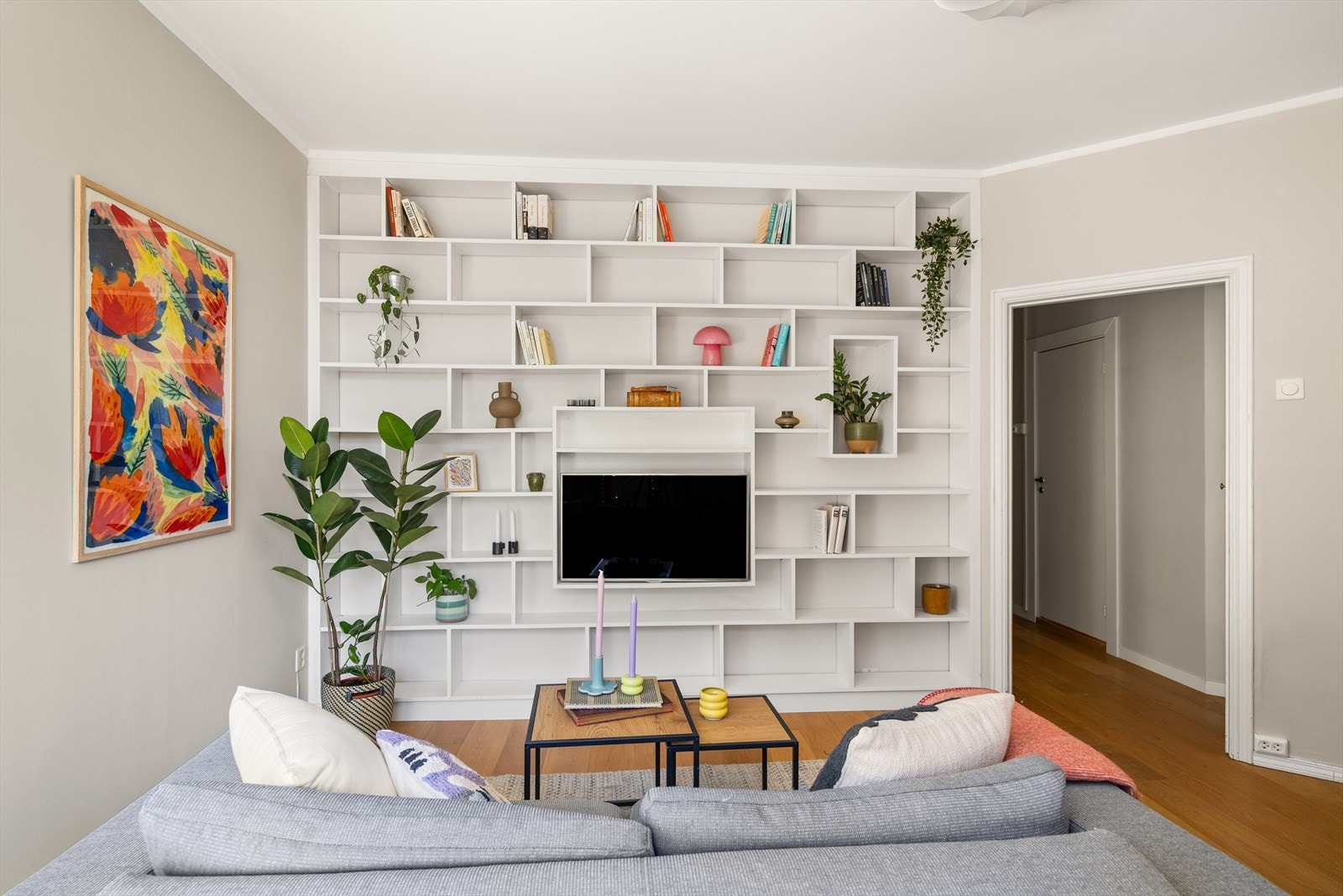 Lyse overflater og store vindusflater gir rikelig med naturlig lysinnslipp og en luftig romfølelse. Galleribilde