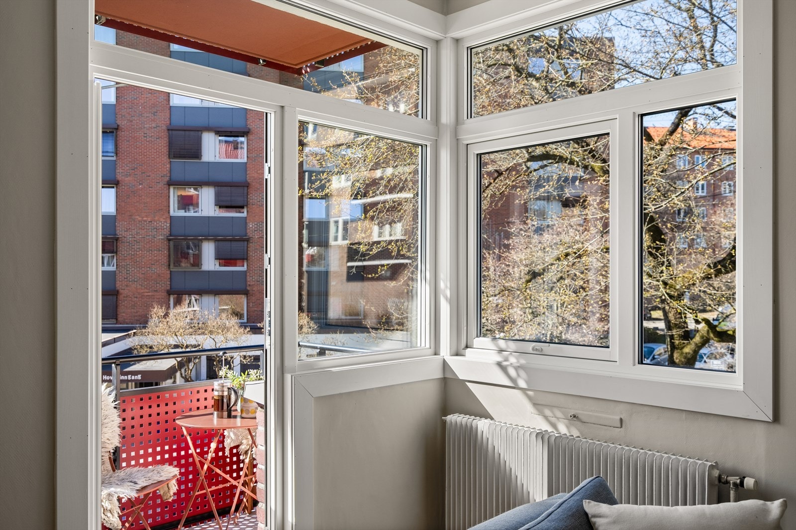 Leiligheten varmes opp ved fjernvarme via radiatorer i leiligheten. Ellers elektrisk oppvarming. Galleribilde