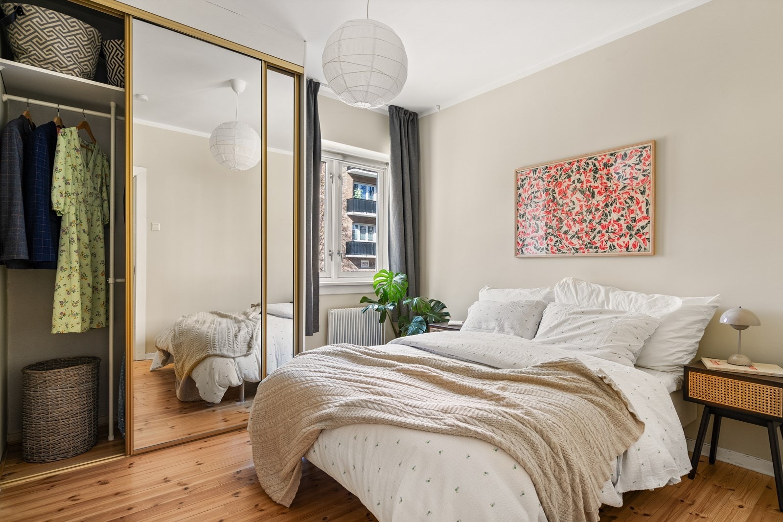 Leiligheten har et meget romslig soverom med god plass til å innrede med stor seng og nattbord. Stort integrert garderobeskap med speildører gir godt med oppbevaringsplass for klær, sko og diverse. Galleribilde