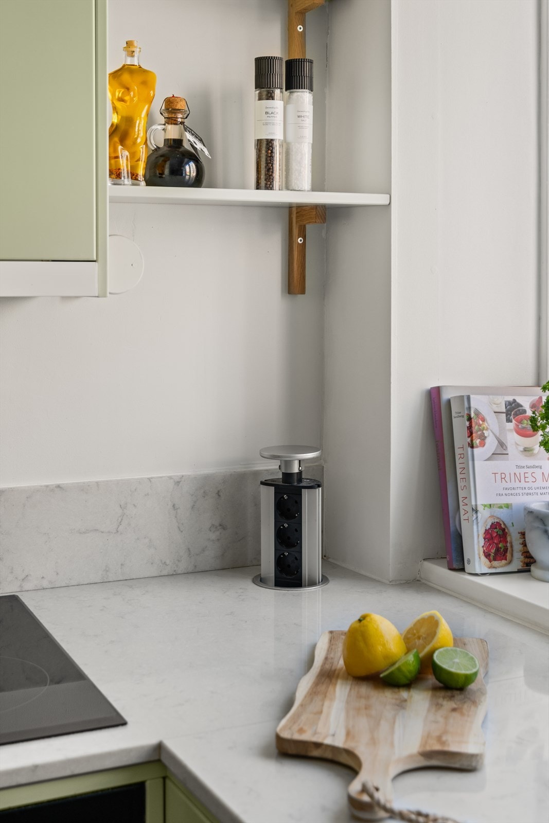 Det er montert lys under overskap for ekstra benkebelysning samt skjulte stikkontakter i benkeplate som du trykker opp ved behov. Galleribilde