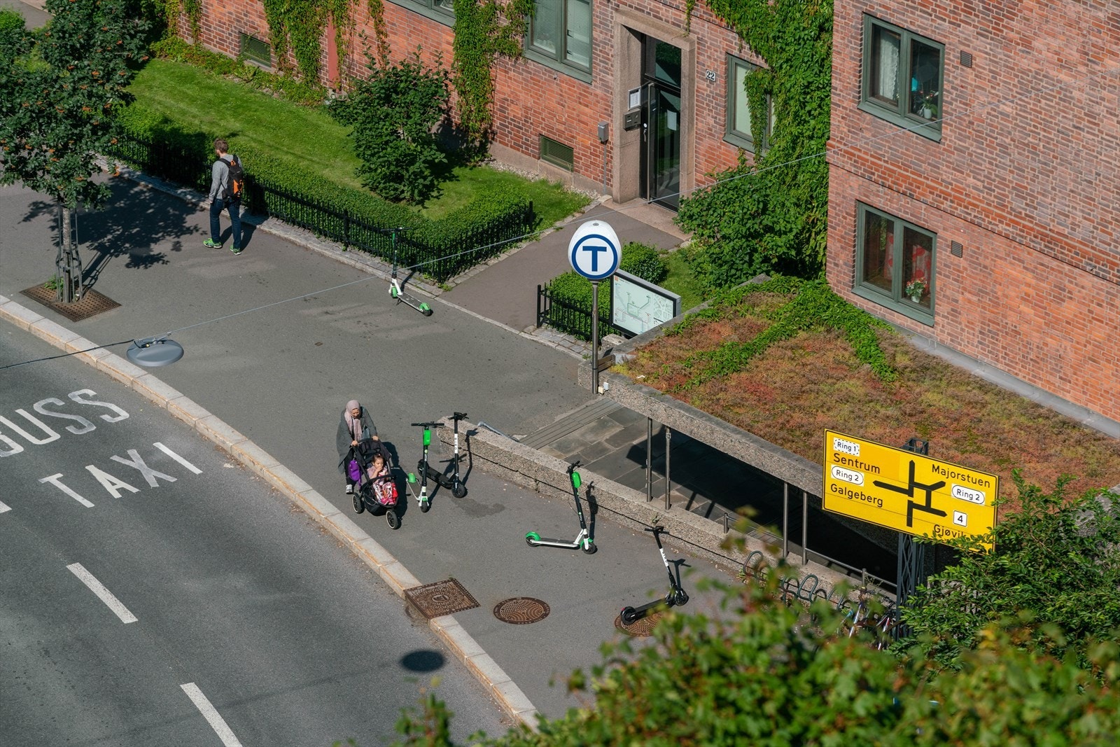 På Carl Berner kan du hoppe på både buss, trikk og t-bane. Galleribilde