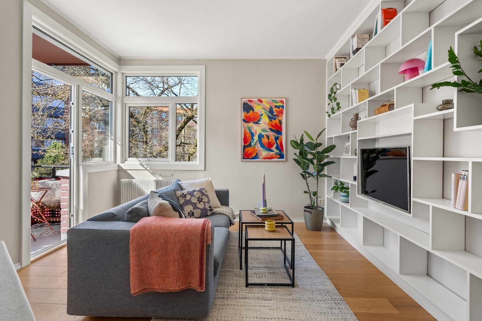 Leiligheten har en romslig stue med god plass til sofagruppe samt et lekkert, plassbygget media-møbel med plass til TV, bøker og diverse dekor. Galleribilde