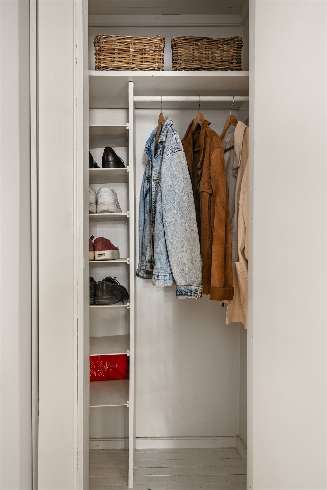 Praktisk garderobeskap i entré med skohyller, hattehylle og oppheng for jakker. Galleribilde