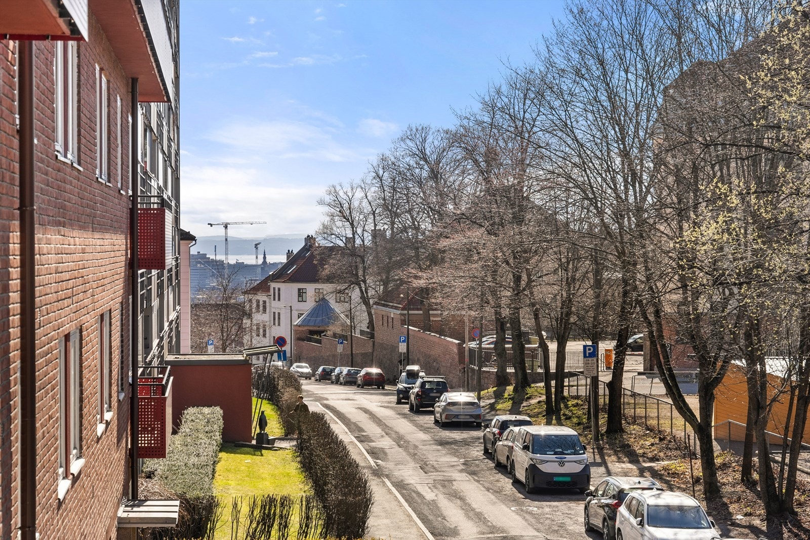 Utsikten strekker seg ned mot Oslo sentrum og man kan skimte Oslofjorden. Galleribilde