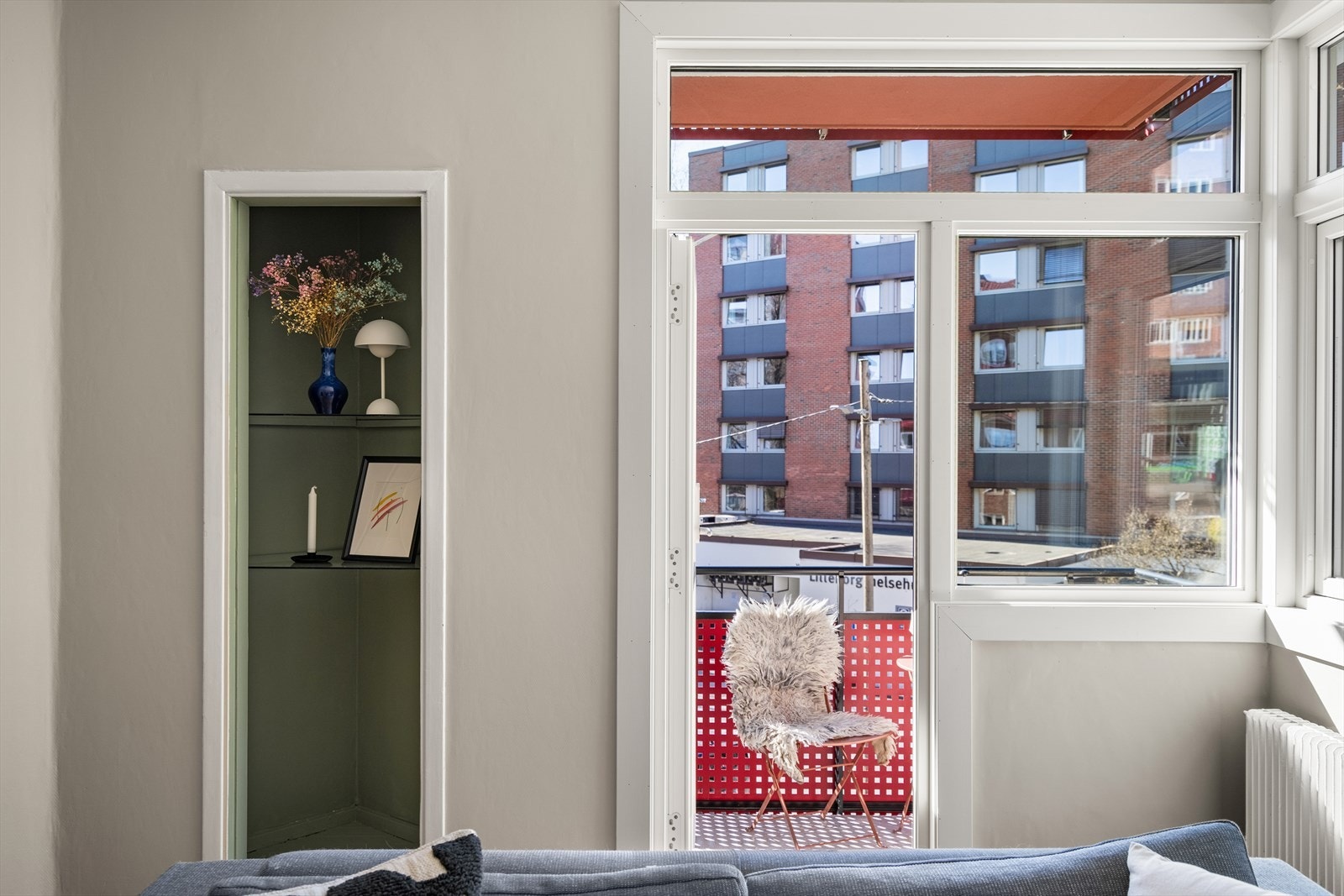 Stuen har et lite innhuk hvor en enkelt kan oppbevare diverse utstyr og ting man ønsker å ha lett tilgjengelig. Videre har du adkomst til balkongen. Galleribilde