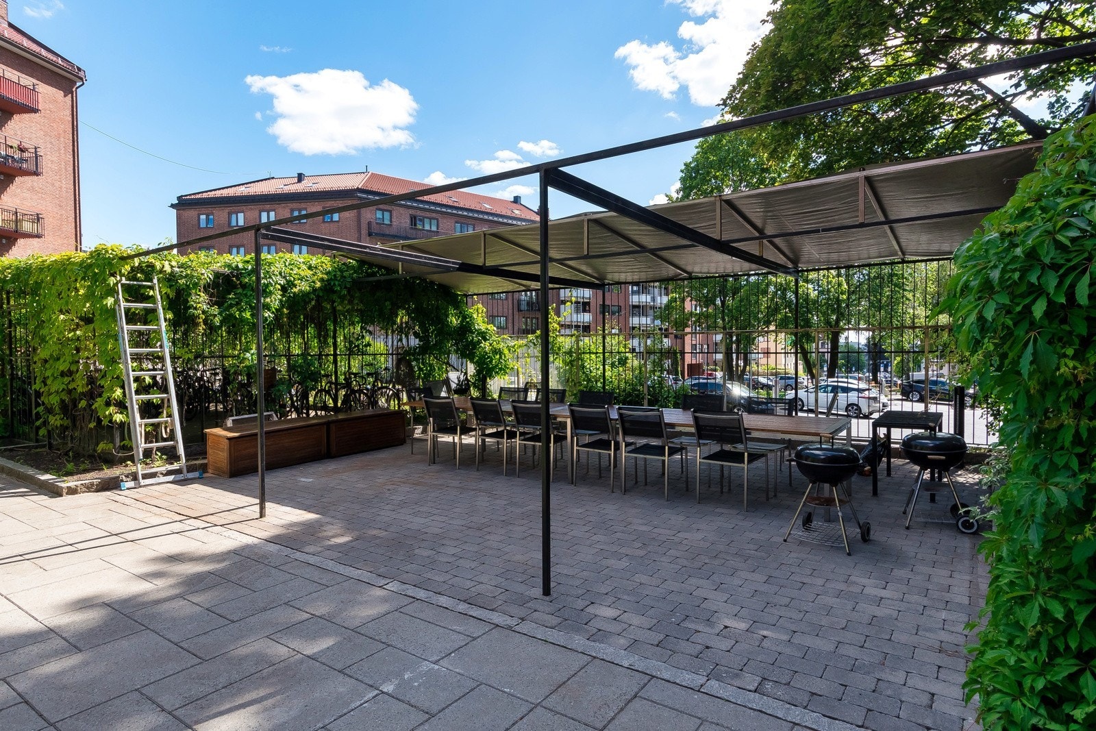 Pergola med langbord og grill som en kan benytte seg av til sommerfester med gode venner eller familie. Galleribilde