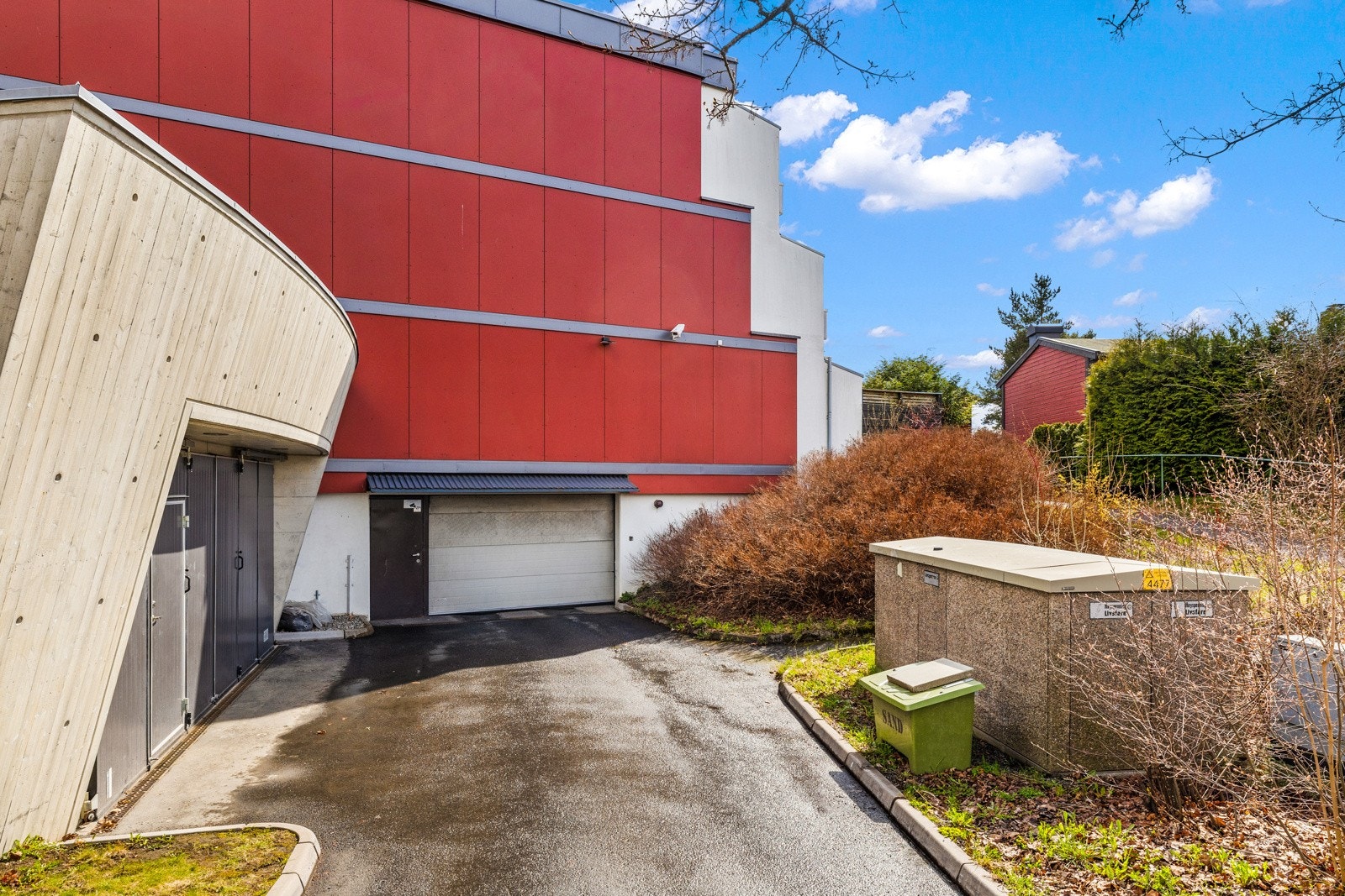 Innkjøring til garasjeanlegg Galleribilde