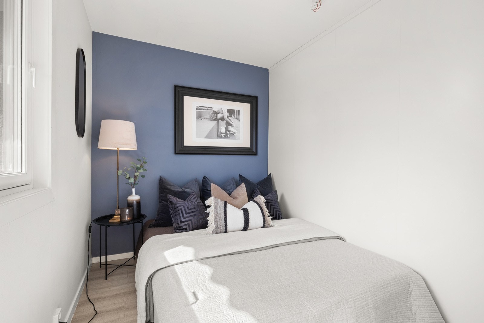 Soverom. Rommet er opprinnelig noe større men det er satt opp en lettvegg og laget et rom uten vindu på andre siden av veggen. Galleribilde