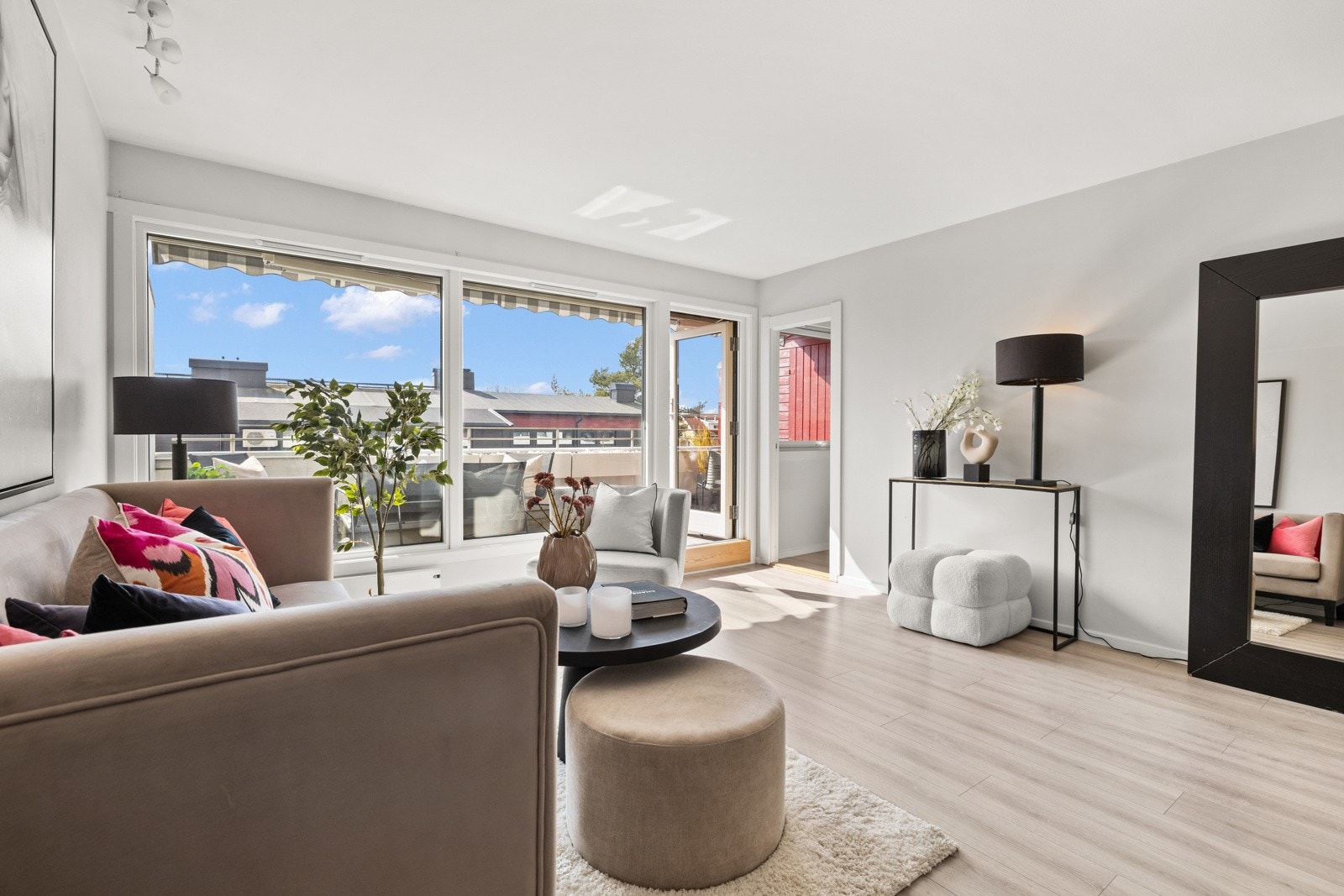 Stue med store vindusflater vendt mot sydvest Galleribilde