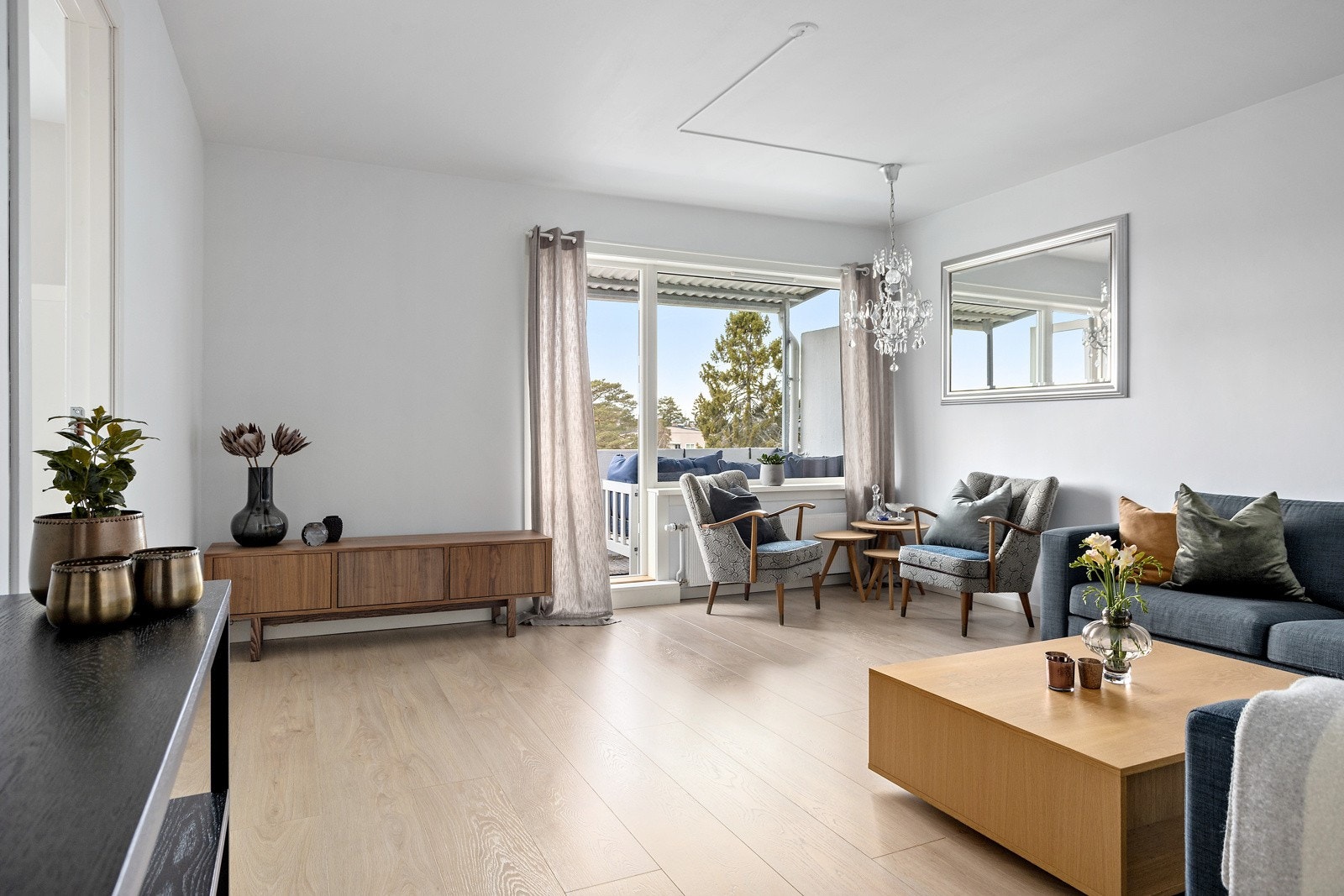 Leiligheten har en lys og luftig stue Galleribilde