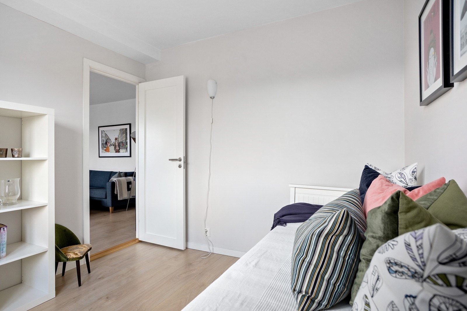 Begge rommene har god plass til dobbeltseng, kommoder og skyvedørsgarderobe Galleribilde