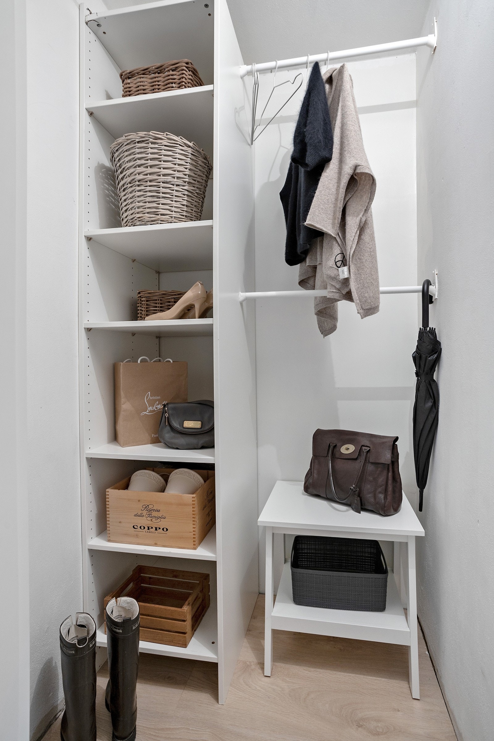 Praktisk bod/walk-in-garderobe i tilknytning til entré med mye god lagringsplass Galleribilde