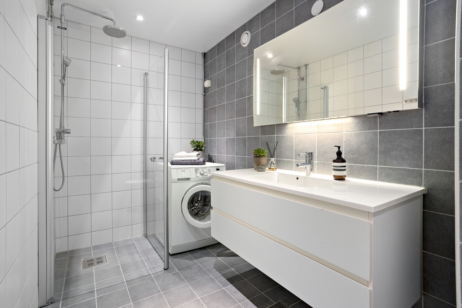 Flott utvidet baderom fra 2013 med gulvvarme og downlights. Badet ble rehabilitert i regi av borettslaget og arbeider utført av Sans Bygg AS Galleribilde