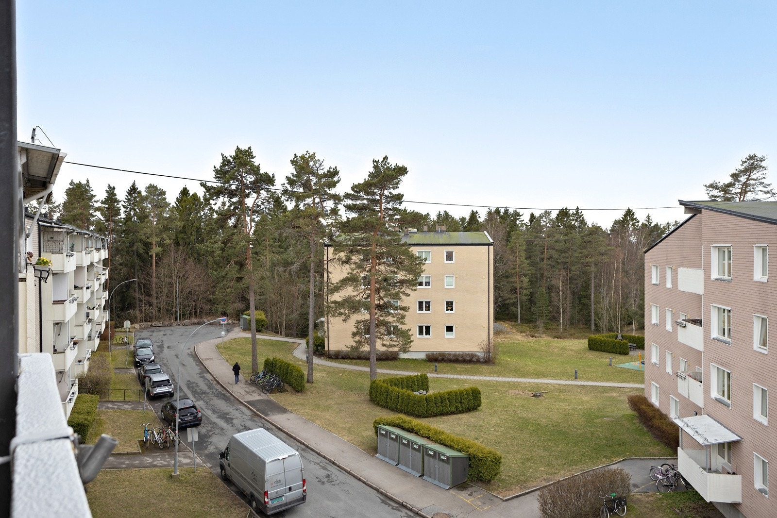 Her bor du skjermet og tilbaketrukket grensende mot et hyggelig skogholt Galleribilde