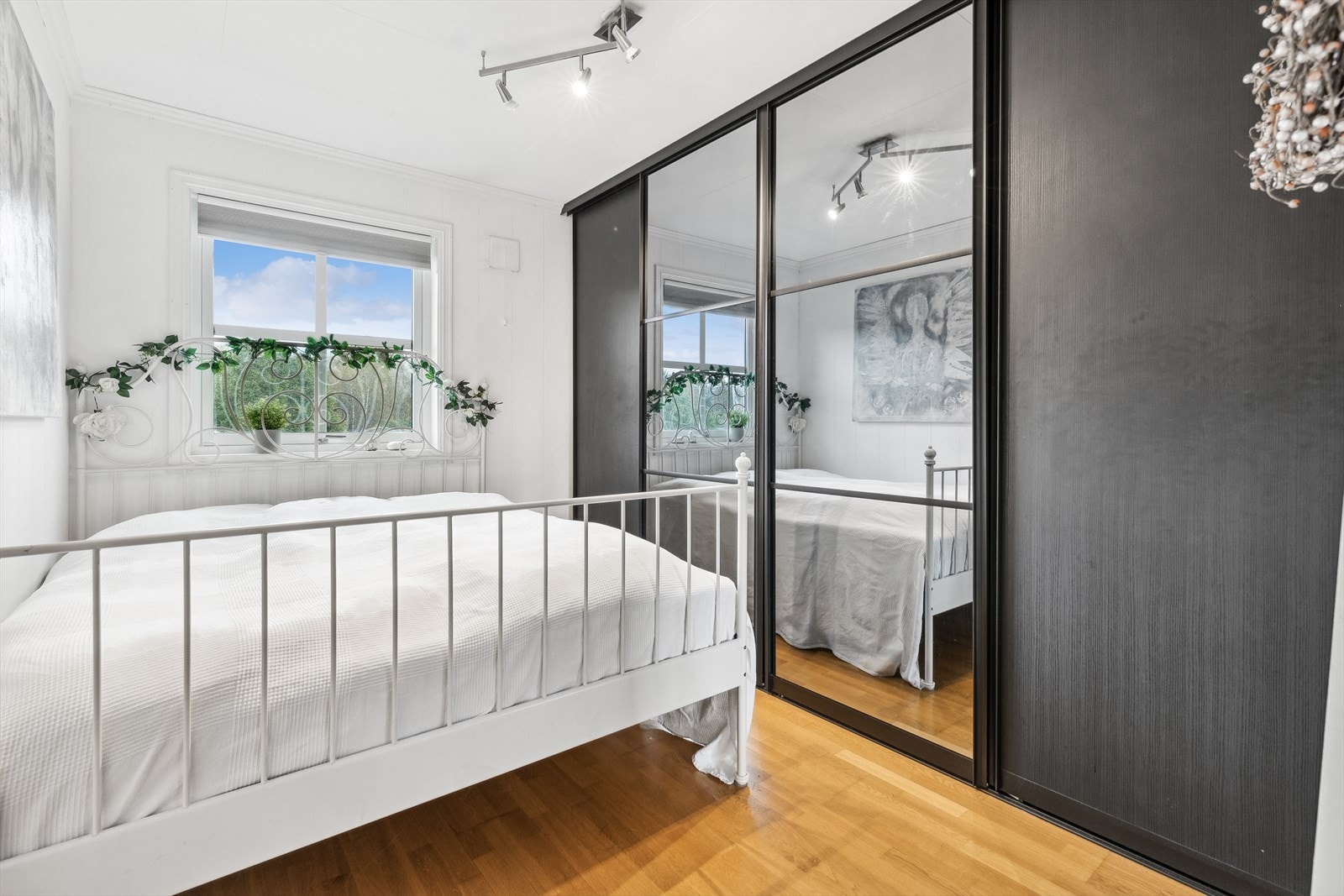 Soverommet har god plass til dobbeltseng og oppbevaring i stor skyvedørsgarderobe med speilfronter Galleribilde