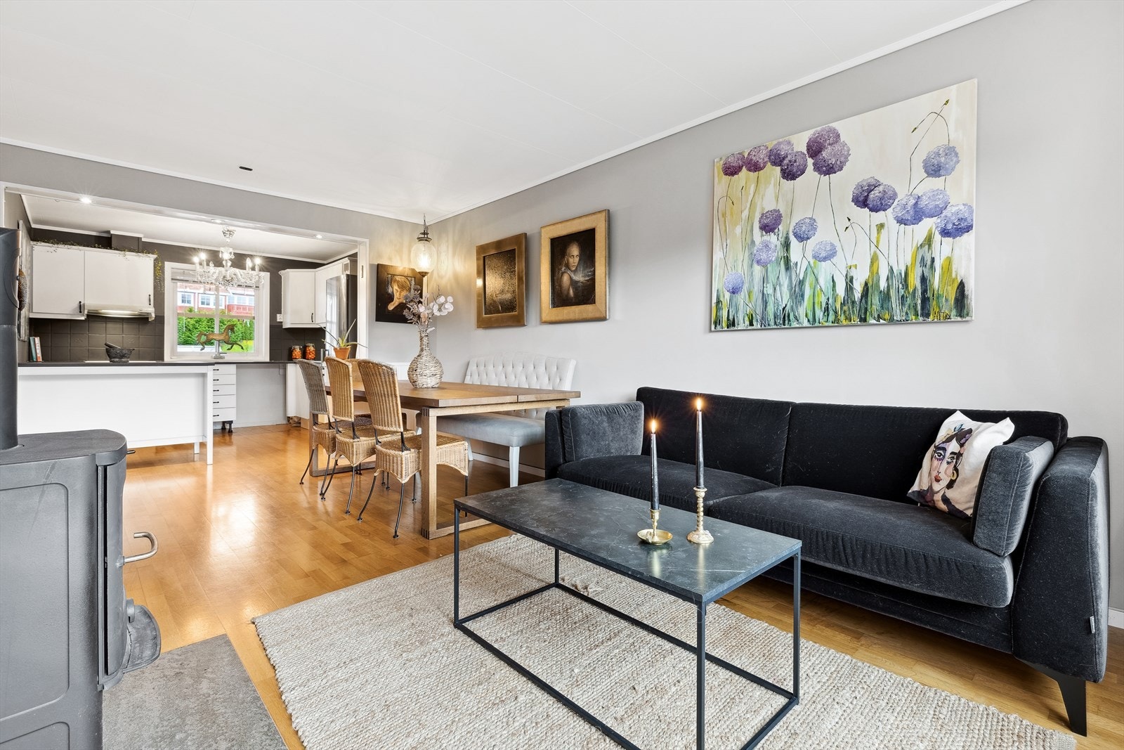 Leiligheten har en god beliggenhet i 2. etasje med adkomst via utvendig trapp. Galleribilde