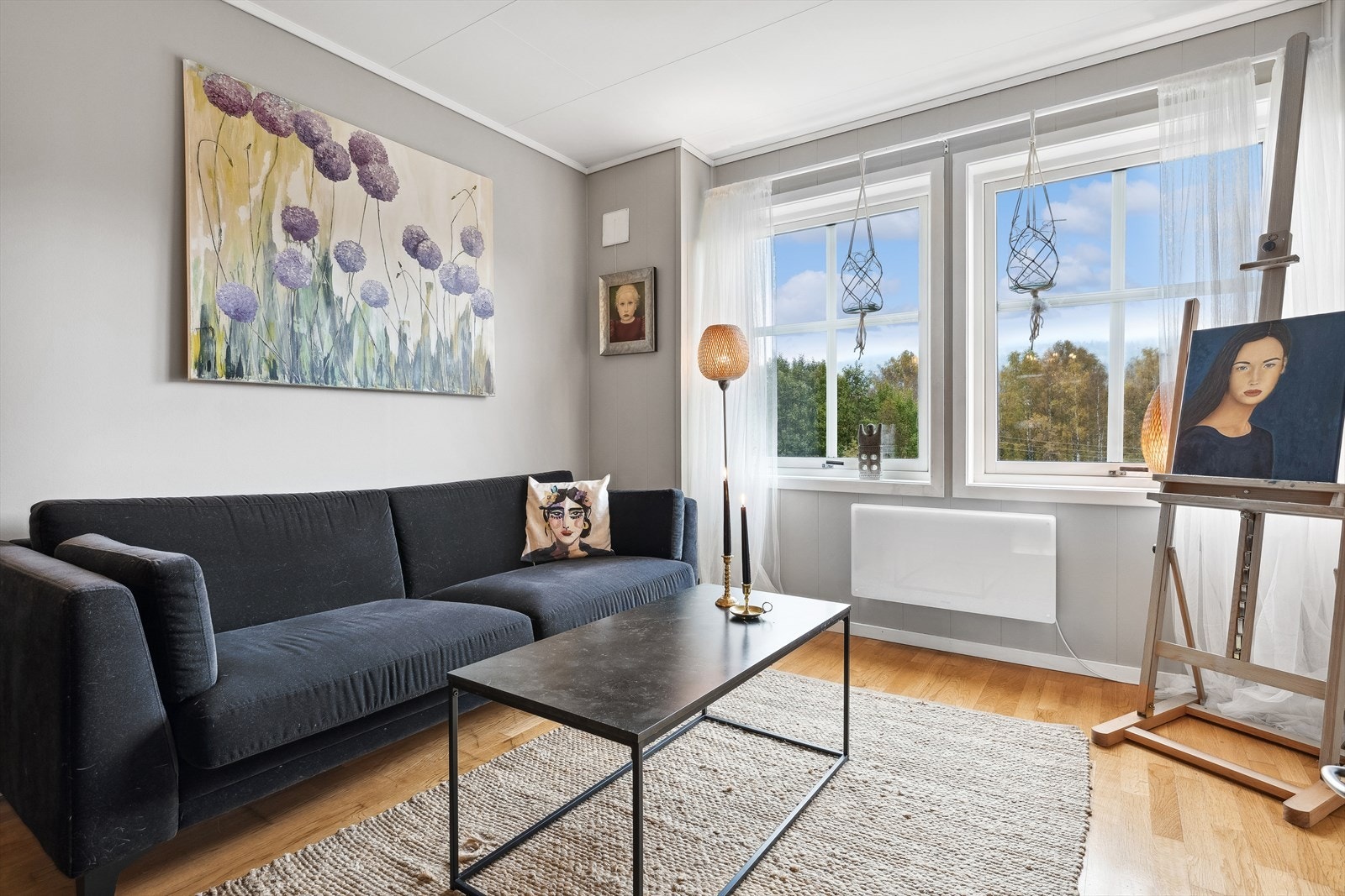 Videre leder planløsningen inn til stuen og kjøkkenet som ligger i en åpen og luftig løsning. Galleribilde