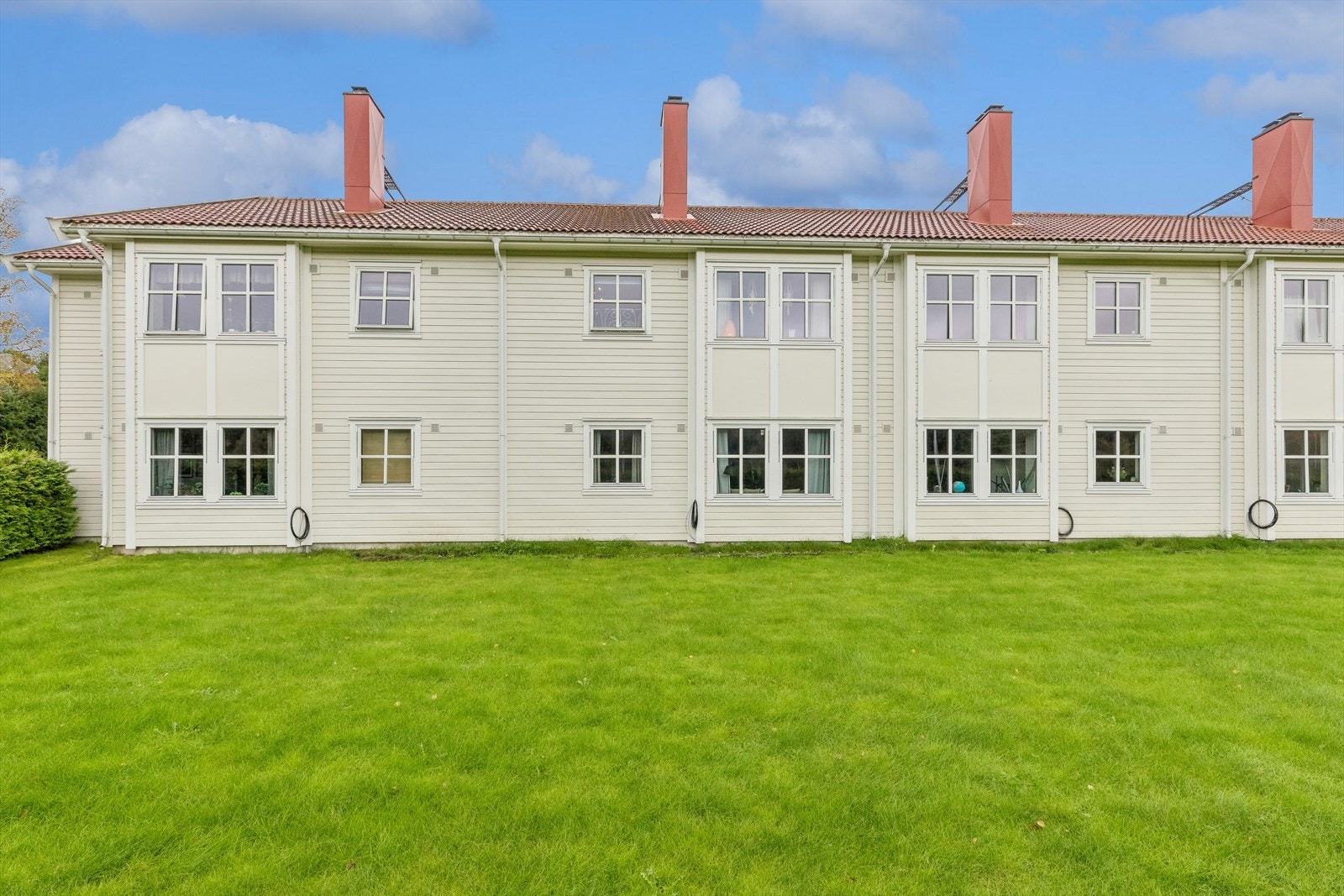 Store, grønne gressplener på fellesområdene. Galleribilde