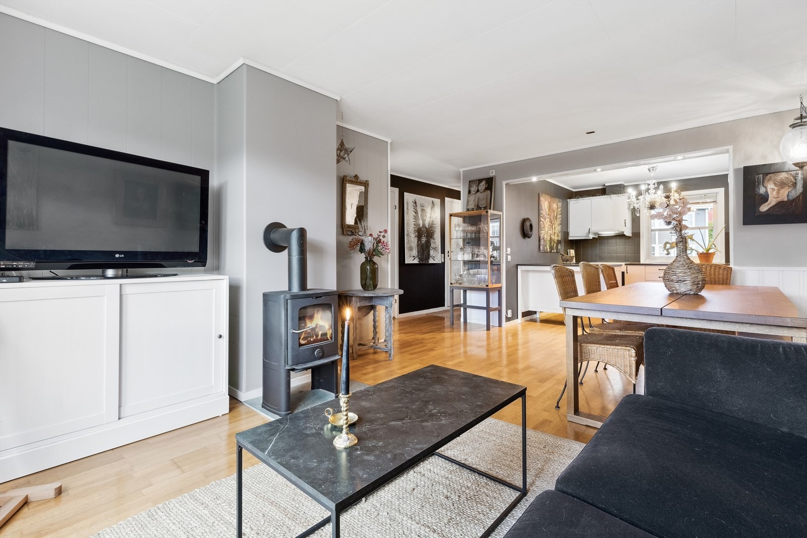 I stuen er det plass til sofagruppe med tilhørende bord og TV-møblement. Vedovnen gir hygge og varme på kjølige høst- og vinterkvelder Galleribilde