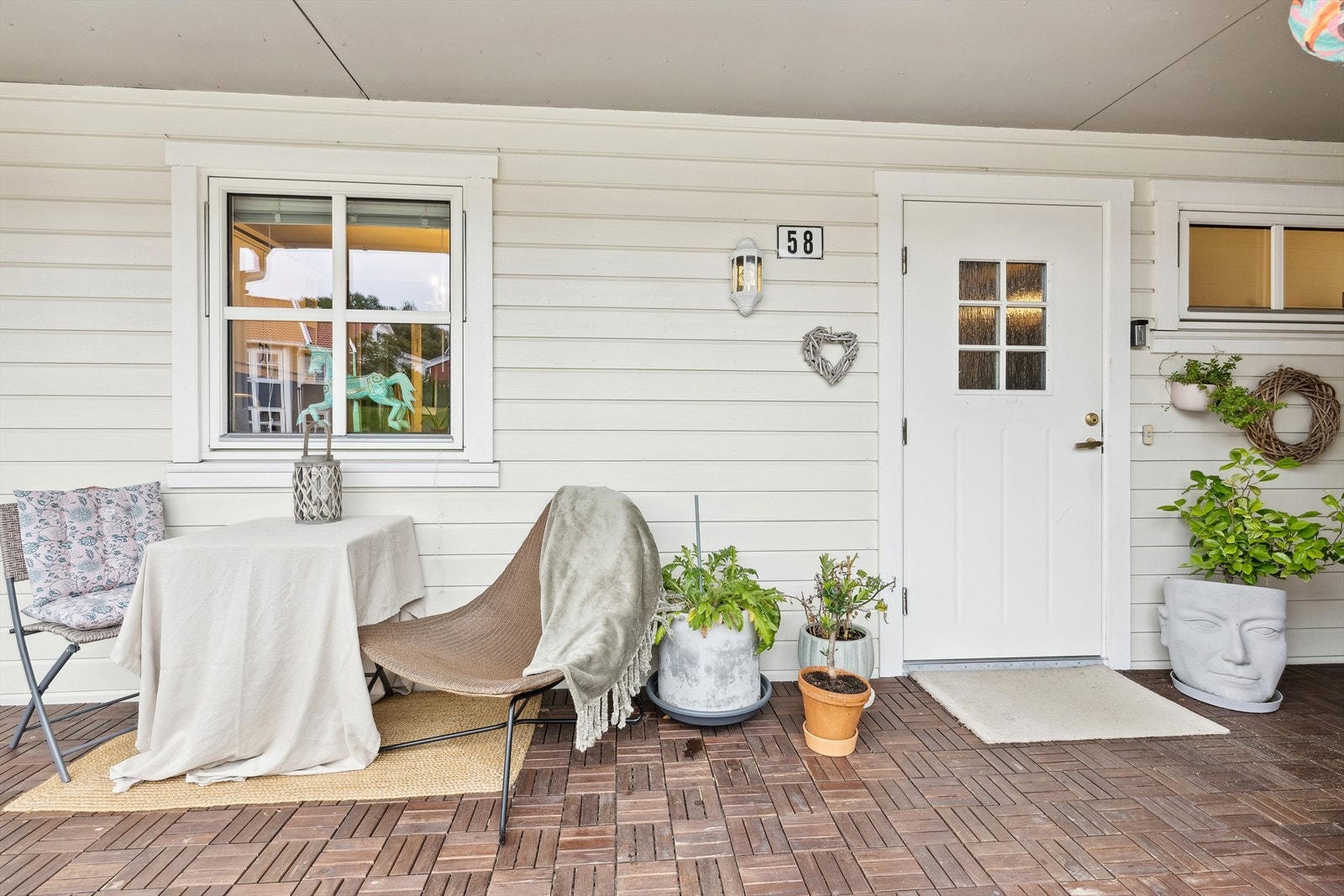 Vestvendt terrasse på 16 kvm. ved inngangspartiet Galleribilde