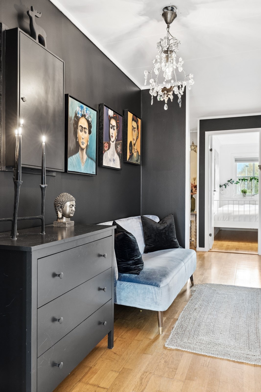 Velkommen inn! Innenfor døren blir du møtt av en entre malt i sort og gir en fin kontrast til resten av leiligheten. Galleribilde