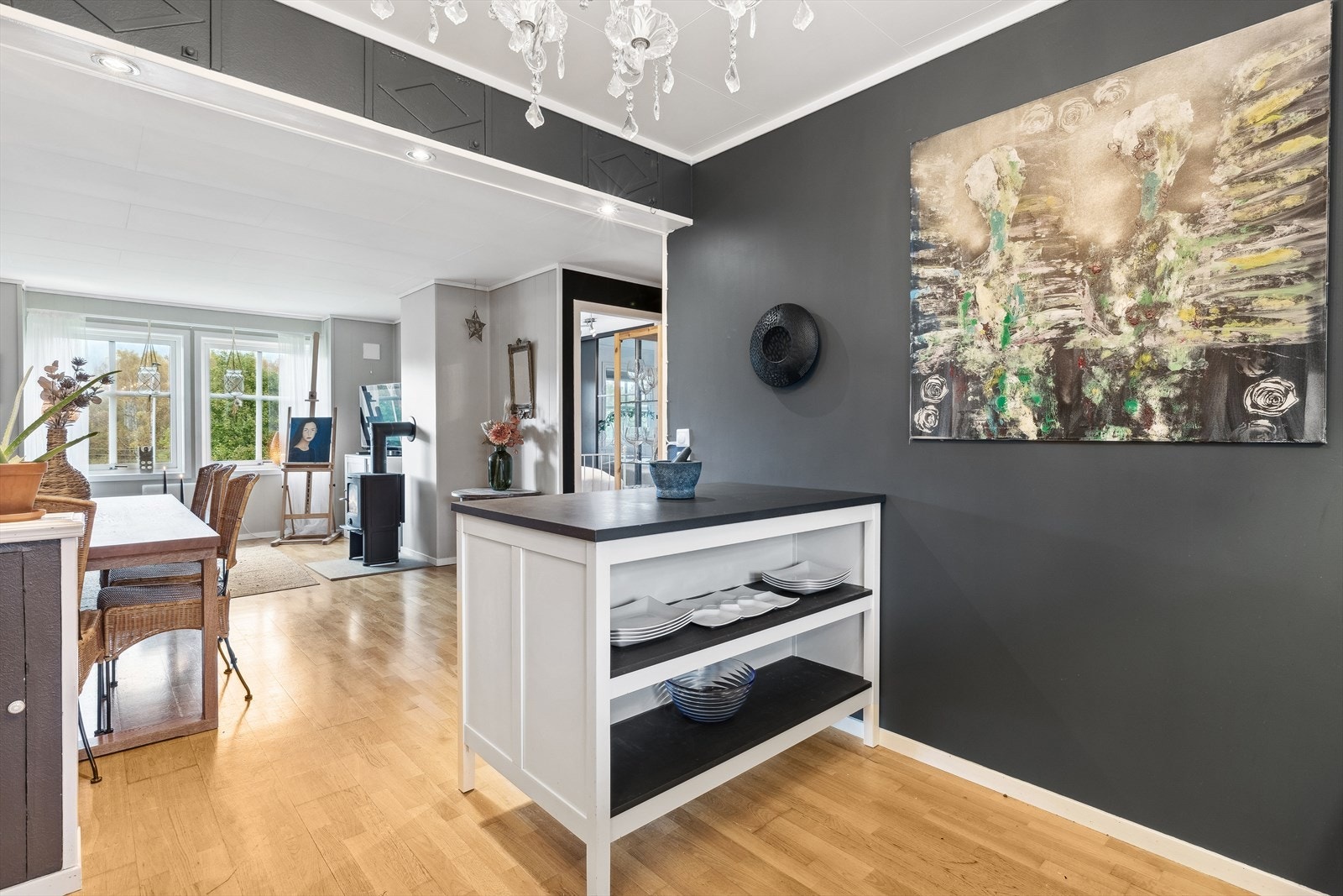 Stue og kjøkken ligger i en praktisk, åpen løsning Galleribilde