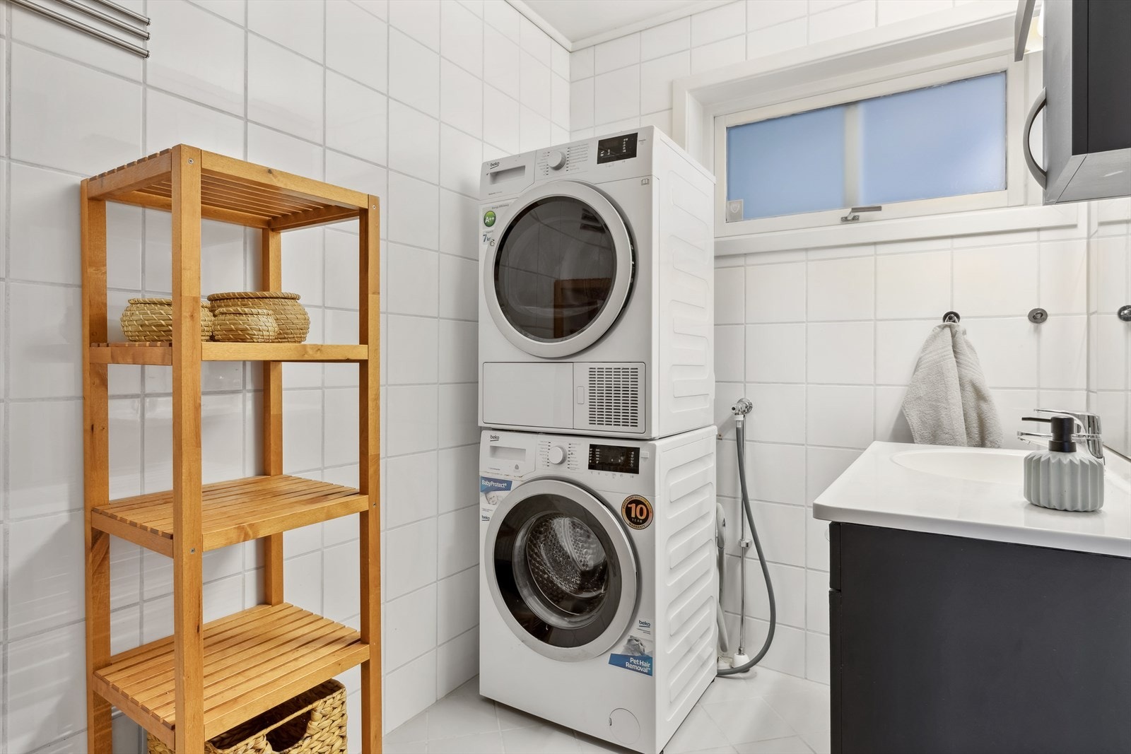 Helfliset baderom med behagelig gulvvarme Galleribilde