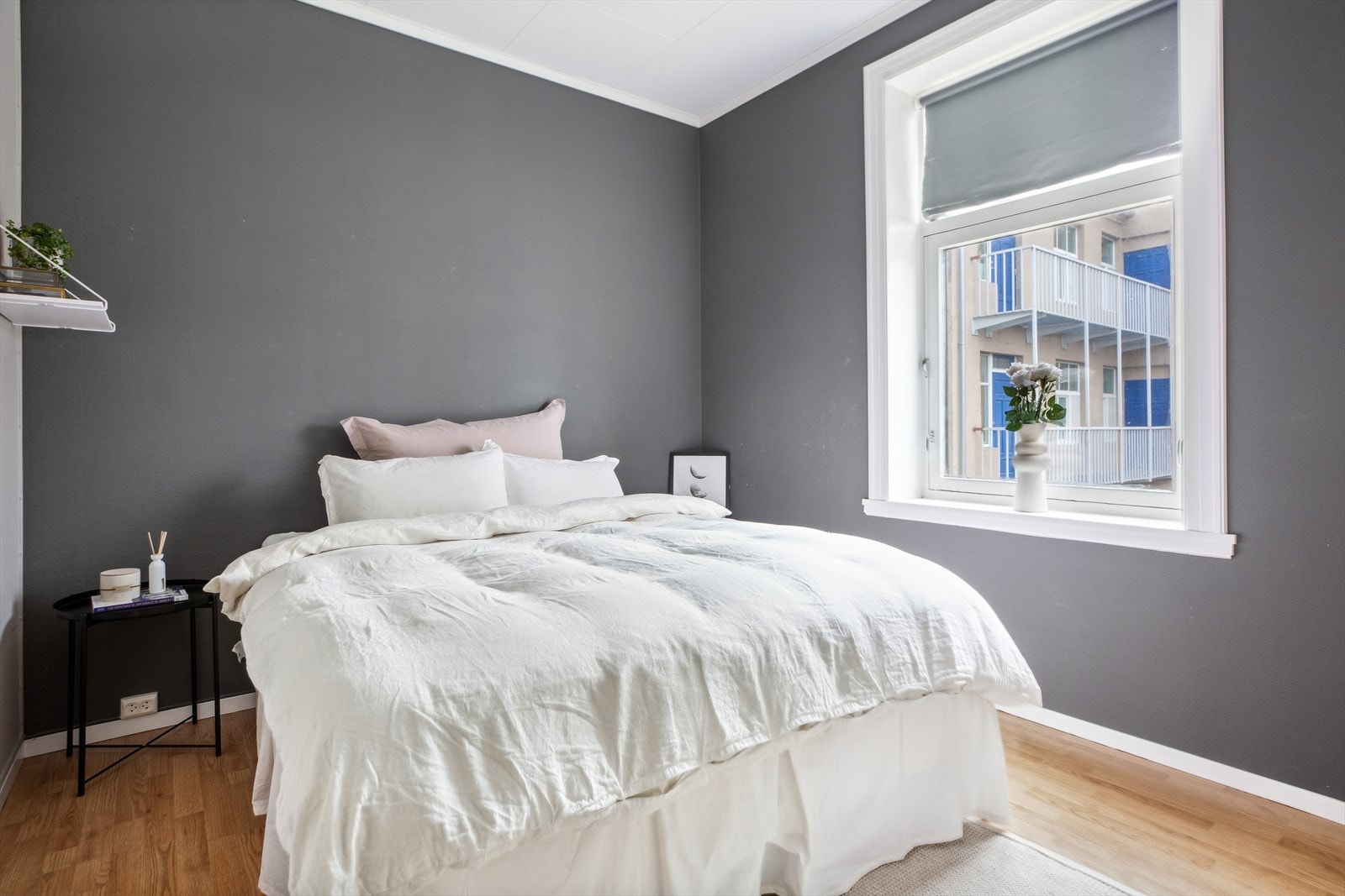 Fra gangen er det dør inn til et delikat soverom på ca. 11,5 kvm. Galleribilde