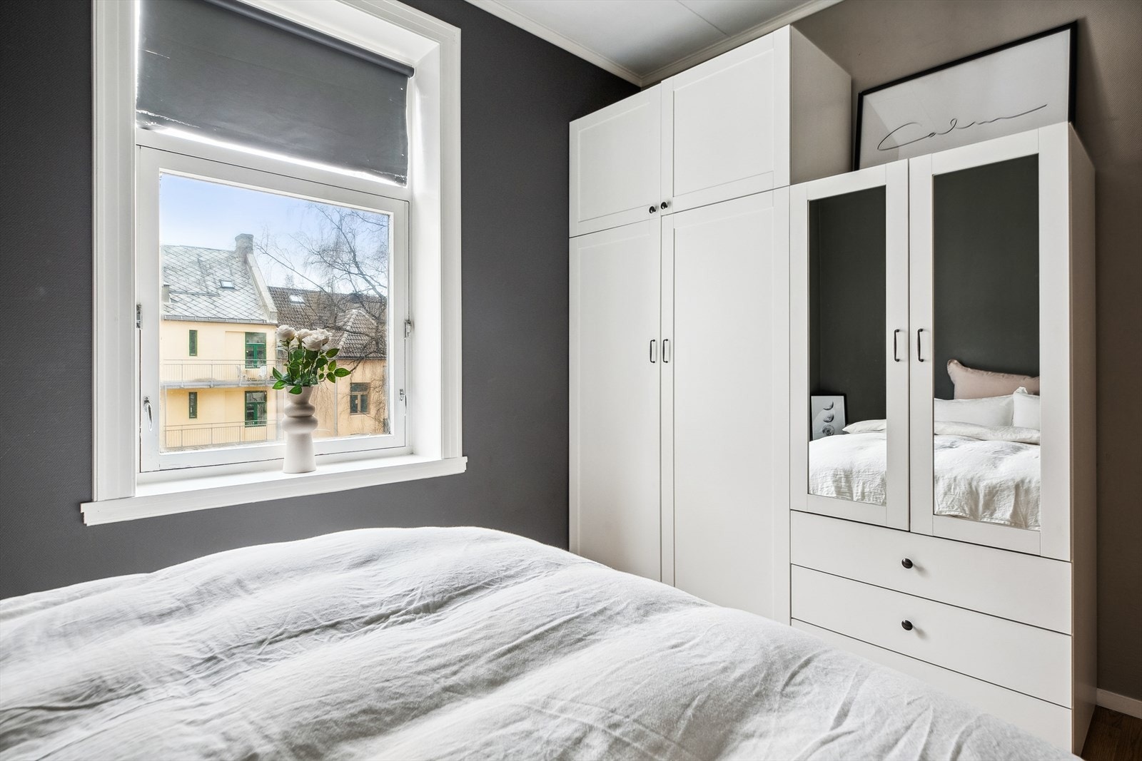 Soverommet vender inn mot rolig bakgård og har godt med skapplass. Galleribilde