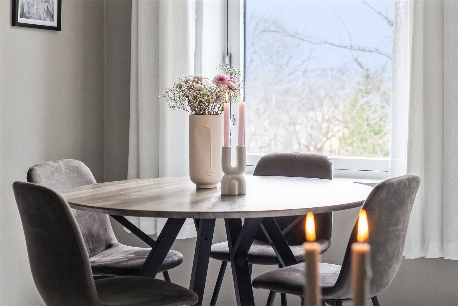 I tillegg til sofa i stuen er det også plass til et langbord som gir muligheter for å be inn til middager. Galleribilde