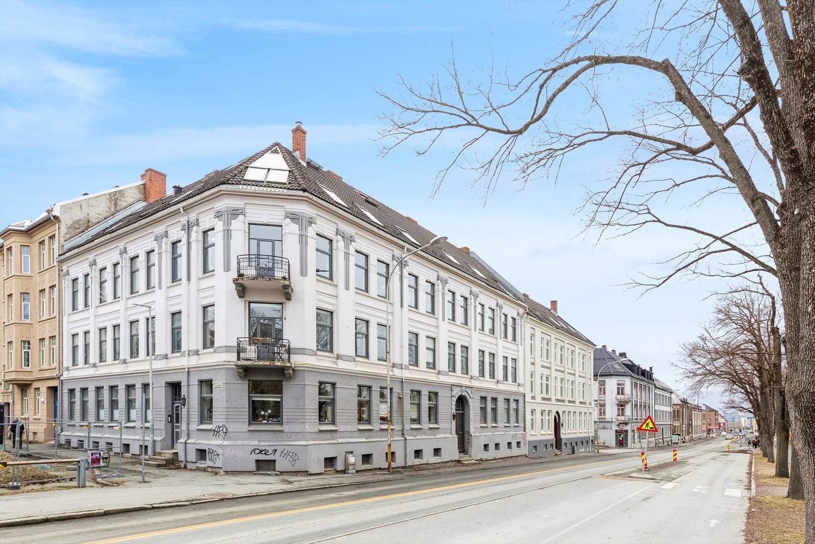 Selveierleiligheten ligger i tredje etasje av denne flotte, klassiske bygningen fra 1905. Galleribilde