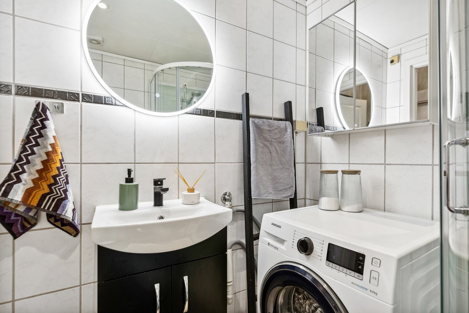 Servanten var ny i 2022, dusjkabinettet ble byttet i 2019 og det er opplegg for vaskemaskin. Galleribilde